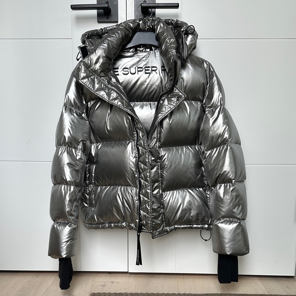 The Super Puff Shorty Women's Silver Puffer Jacket